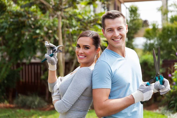 Pareja sosteniendo herramientas de jardinería — Foto de Stock