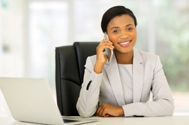 cep telefonuyla konuşurken iş kadını