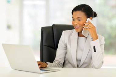 cep telefonuyla konuşurken iş kadını