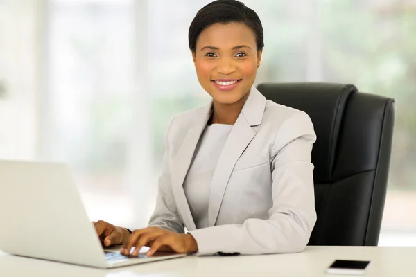 Businesswoman working on laptop — Stock Photo, Image