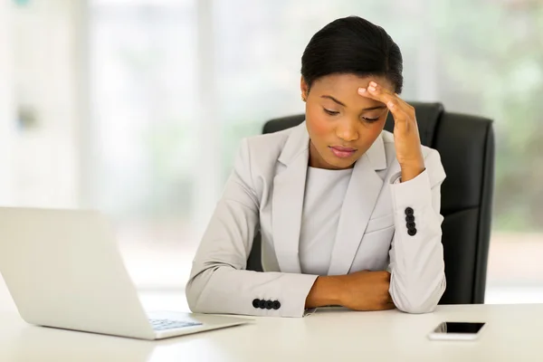 Estressado mulher de negócios africana — Fotografia de Stock