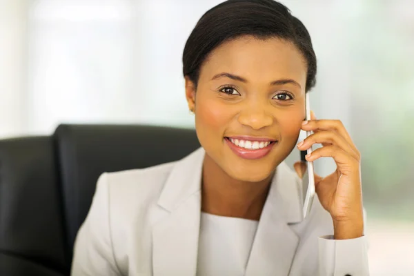 Business woman talking on cell phone — Stock Photo, Image