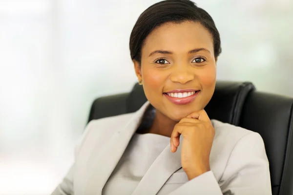 Femme d'affaires assise au bureau — Photo