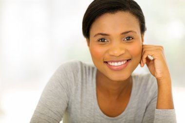 Genç Afrikalı Amerikalı kadın