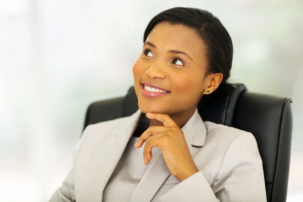 Femme d'affaires assise au bureau — Photo