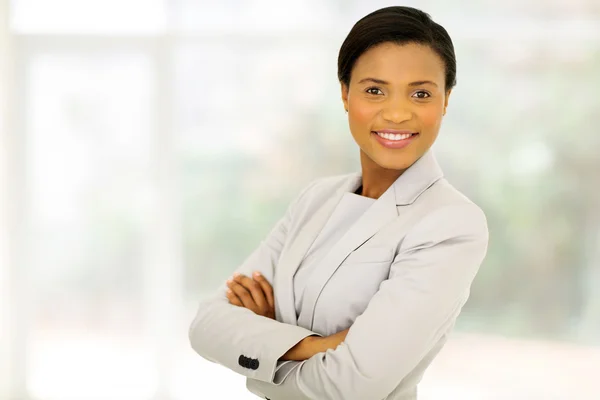 Afrikanischer Unternehmer mit verschränkten Armen — Stockfoto