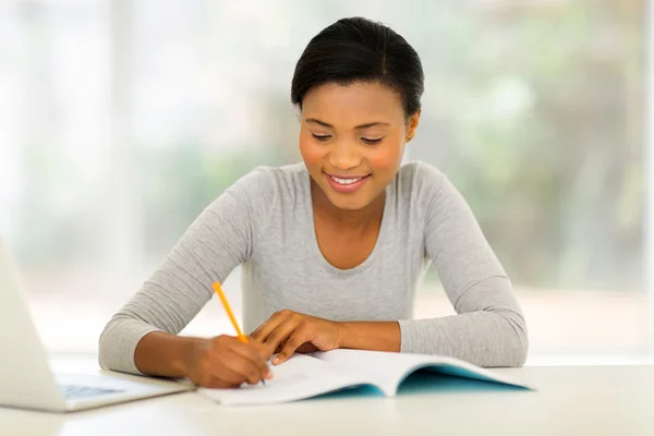 Estudiante universitario estudiando en casa — Foto de Stock