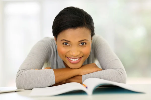 Mujer estudiando en casa —  Fotos de Stock