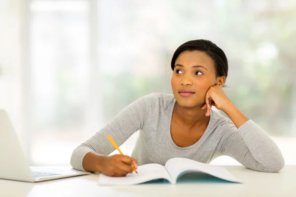 Mujer estudiando en casa —  Fotos de Stock