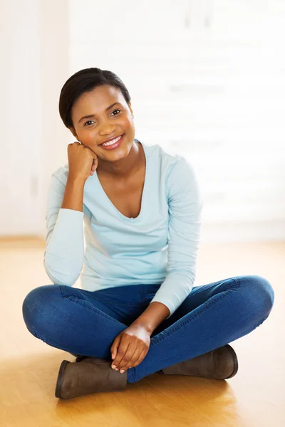 Africano americano mulher sentada no chão — Fotografia de Stock