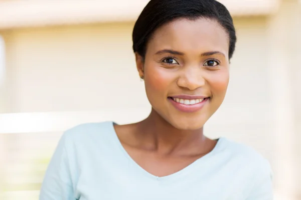 Woman standing on balcony — Stock Photo, Image