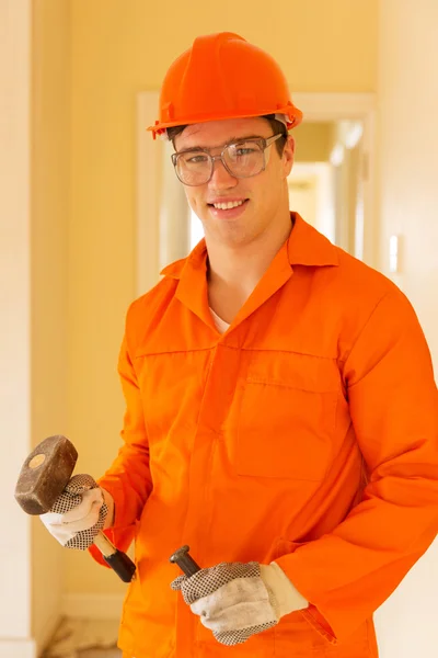 Bouwer bedrijf beitel en hammer — Stockfoto