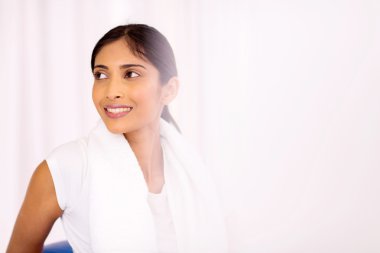 kadın evde egzersiz sonrası dinlendirici