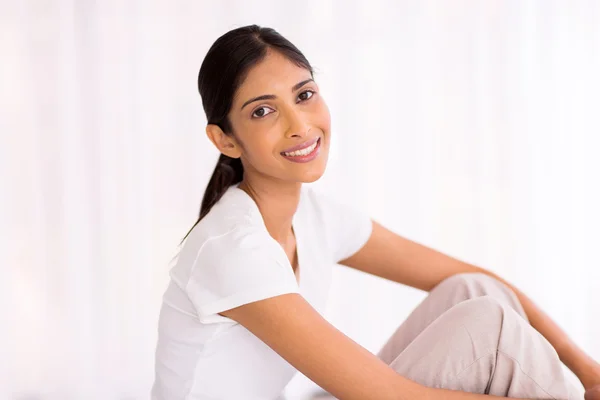 Mulher sentada em casa — Fotografia de Stock