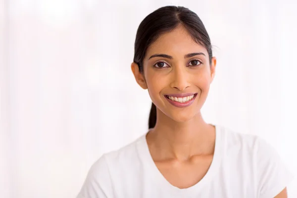 Glückliche indische Frau — Stockfoto