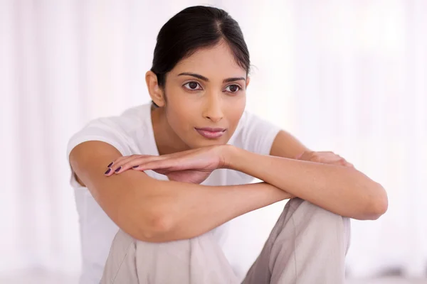 Frau sitzt zu Hause — Stockfoto