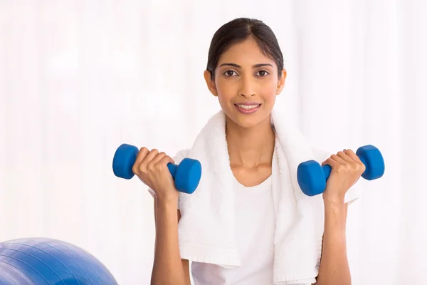 Woman exercising with dumbbells — Stock Photo, Image