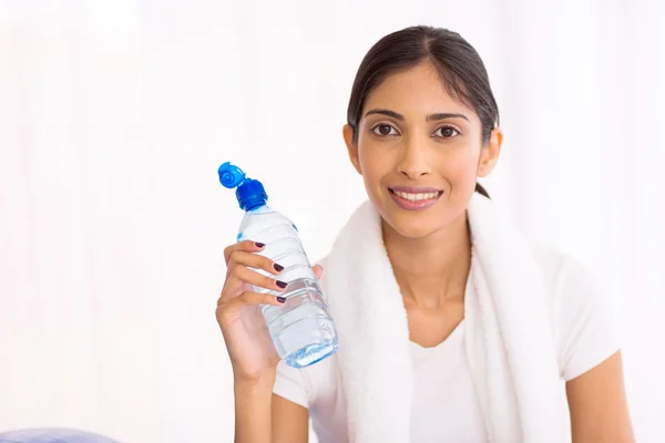 Su şişesi olan kadın — Stok fotoğraf