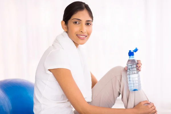 Donna con bottiglia d'acqua — Foto Stock