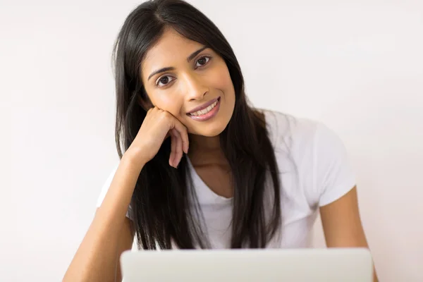 Vrouw werkt op laptop — Stockfoto