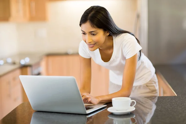 Woman using laptop computer — Stock Photo, Image