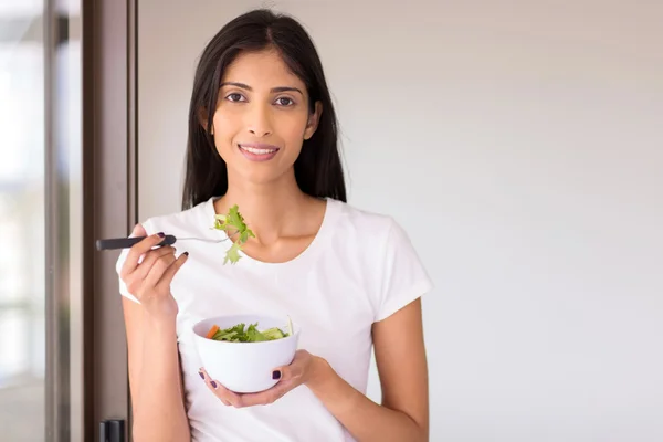 Femme mangeant de la salade verte — Photo
