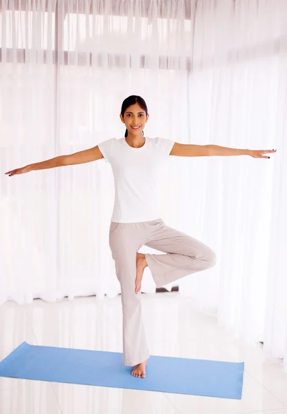 Kvinnan gör yoga träning hemma — Stockfoto