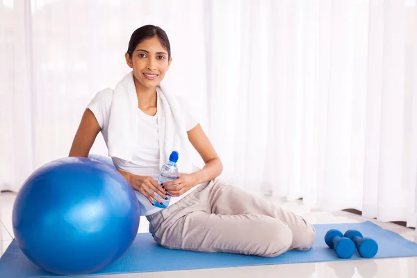 Mulher relaxante após o exercício em casa — Fotografia de Stock