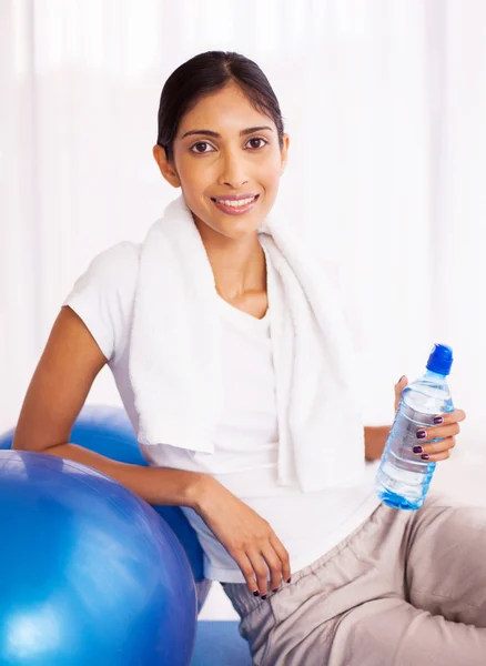 Mulher relaxante após o exercício em casa — Fotografia de Stock