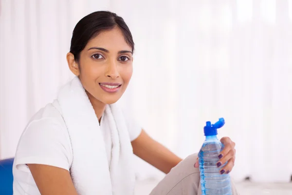 Mujer india después de ejerciciossin — Foto de Stock