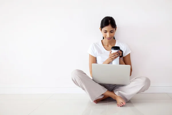 Mulher usando computador portátil — Fotografia de Stock