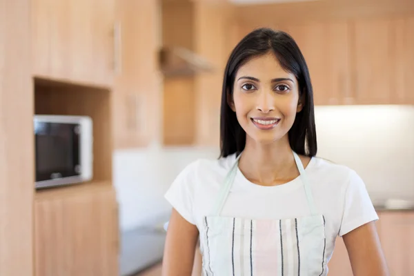 Vrouw in keuken met schort — Stockfoto