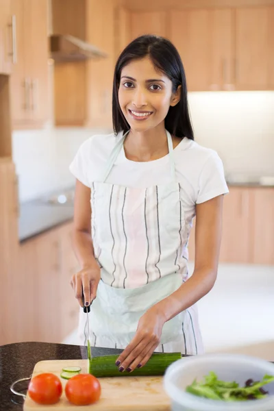 Vrouw hakken komkommer — Stockfoto