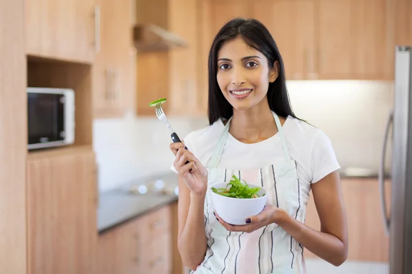 Vrouw die groene salade eet — Stockfoto