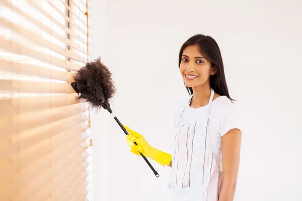 Woman cleaning window blinds — Stock Photo, Image