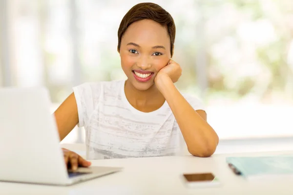 Mulher negra usando computador portátil — Fotografia de Stock