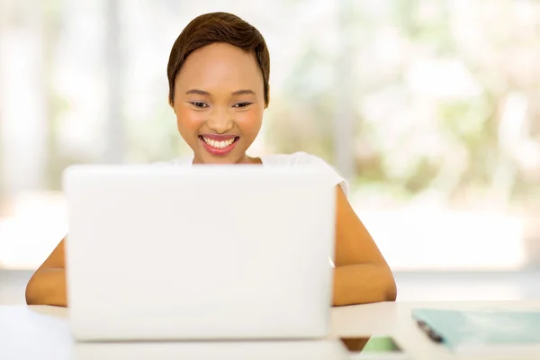 Μαύρη γυναίκα χρησιμοποιώντας φορητό υπολογιστή — Φωτογραφία Αρχείου
