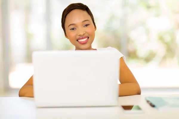 Mulher negra usando computador portátil — Fotografia de Stock