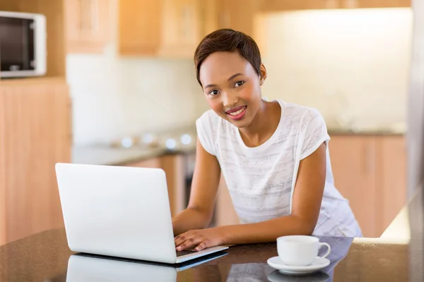 Woman using laptop at home — Stock Photo, Image