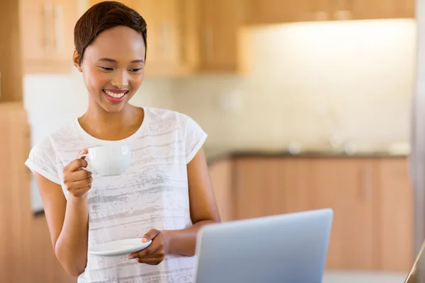 African woman using laptop — Stock Photo, Image