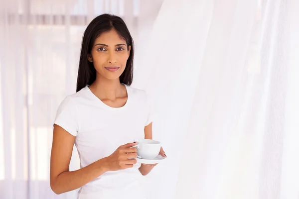 Indiase vrouw koffie drinken — Stockfoto