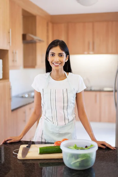 Donna cucina in cucina casalinga — Foto Stock