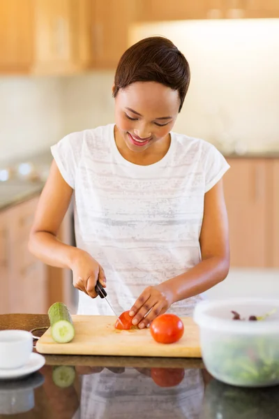 Donna cucina in cucina — Foto Stock