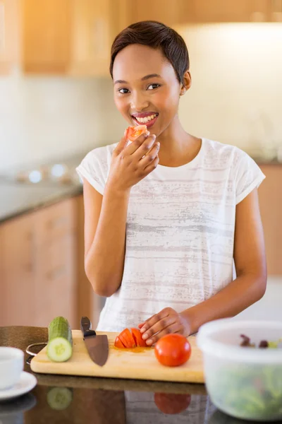 Vrouw maken salade in keuken — Stockfoto