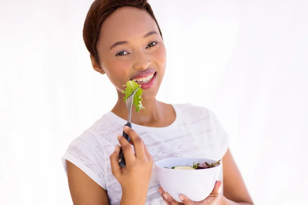 Donna che mangia insalata a casa — Foto Stock