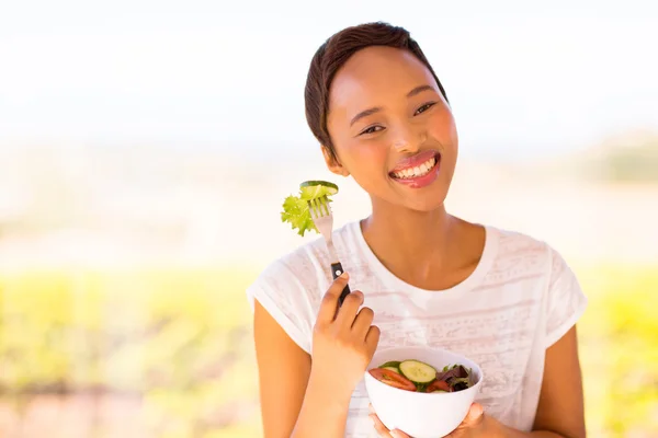 Mulher comendo salada em casa — Fotografia de Stock