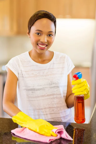 Woman cleaning kitchen counter — Stock Photo, Image