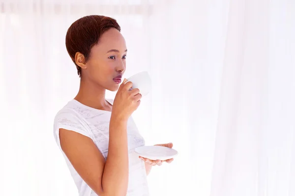 Frau trinkt Kaffee — Stockfoto