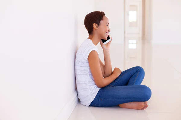 Vrouw praten over slimme telefoon — Stockfoto