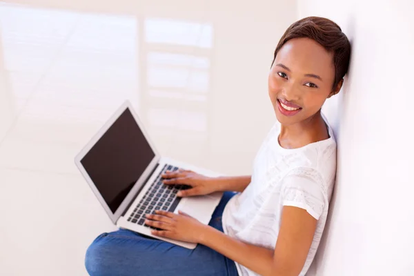 Woman with laptop computer — Stock Photo, Image